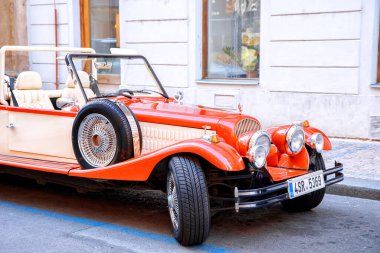 Prag, Çek Cumhuriyeti - 28 Ekim 2019: Prag caddesinde turistleri bekleyen ünlü retro kırmızı ve sarı otomobil