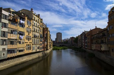 Gerona parlak şehir Nehri üzerinde