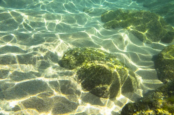 Deniz Kumlu Altındaki Taş — Stok fotoğraf