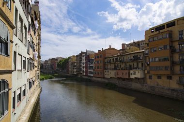 Gerona parlak şehir Nehri üzerinde