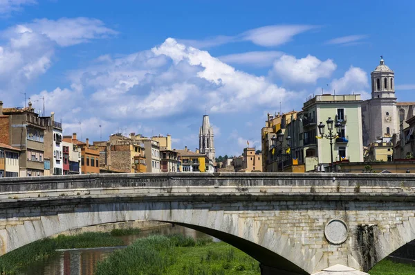 Puente Sobre Fondo Los Edificios Ciudad Girona — Foto de Stock