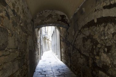 Bir kemer ile Girona küçük sokak