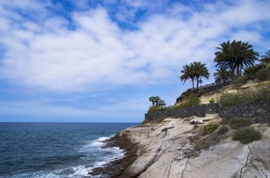 Tenerife güney kıyısında Kayalıklar