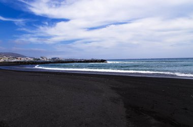 Tenerife kıyısında siyah volkanik plaj
