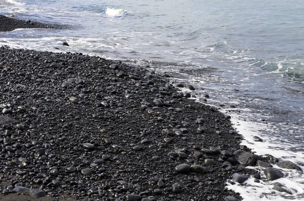 Морской Серфинг Черном Вулканическом Пляже — стоковое фото