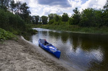 Nehrin kıyısında bir Kano