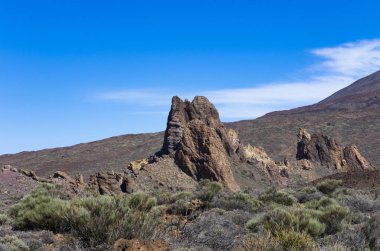 Teide yanardağı vadisinde kayalar ile Manzara