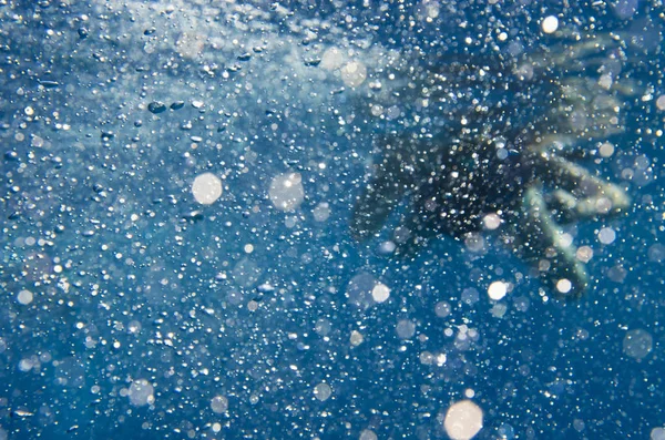 人が浮いている気泡を持つ水の背景 — ストック写真