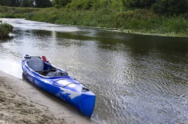 Nehrin kumlu kıyısında kano