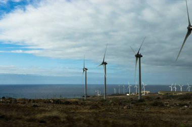 Deniz kıyısındaki rüzgar jeneratörleri, panorama