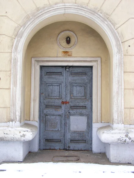 ミンスクの新古典主義の古いドア — ストック写真