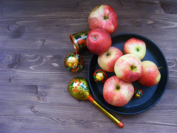 Komposition Aus Roten Und Gelben Äpfeln Auf Schwarzem Gusseisernem Teller — Stockfoto