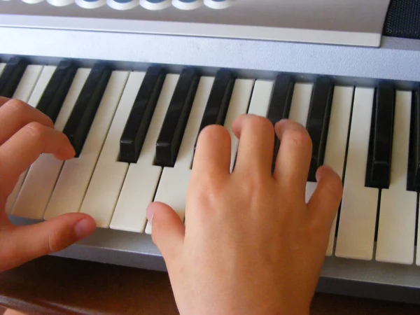 Hands Girl Playing Synthesizer Lesson Music — Stock Photo, Image