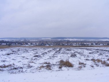Ahşap geleneksel Rus evleri ve karlı alan ile eski Slav willage kış manzara