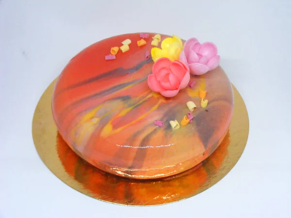 レインボー光線でグレナデン色のガラスのミラー Mouss ケーキ — ストック写真