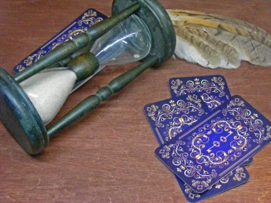Tarot kartları baykuş tüyler ve kum saati ile kavramı