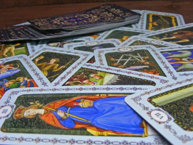 Renkli tarot kartları kapat