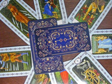 Tarot kartı tahmin. Üstten görünüm.