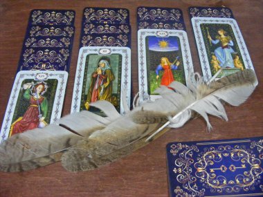 Ortaçağ tarot kartları vahşi orman baykuşu sihirli tüyleri ile