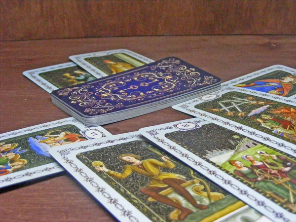 Tarot Kartları Ahşap Arka Plan Üzerinde Hizalama — Stok fotoğraf