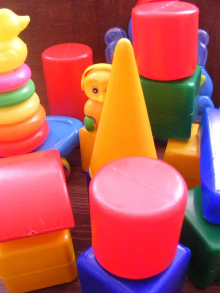 Buntes Babyspielzeug Helle Pyramide Und Würfel Vertikales Foto — Stockfoto