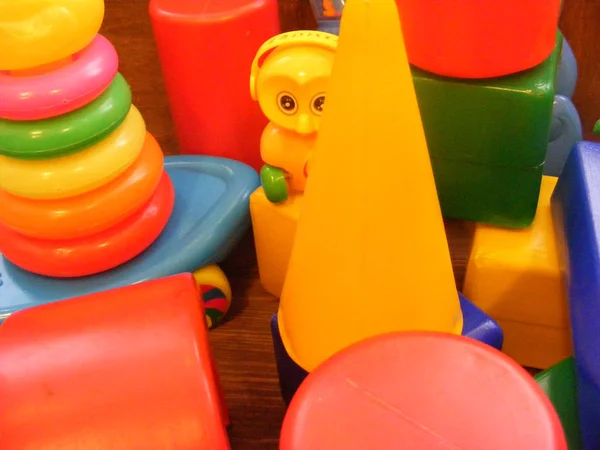 Buntes Babyspielzeug Bunte Pyramide Und Würfel — Stockfoto
