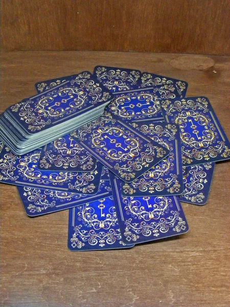 Cartes Tarot Avec Motif Dos Bleu Sur Table Marron — Photo