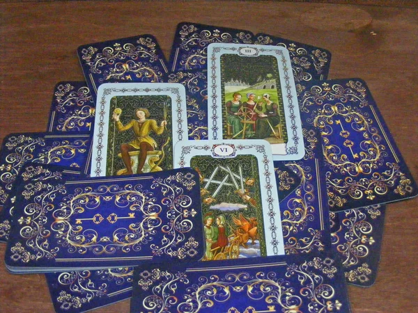 Concapt Starých Tarotových Karet Hnědý Dřevěný Stůl — Stock fotografie