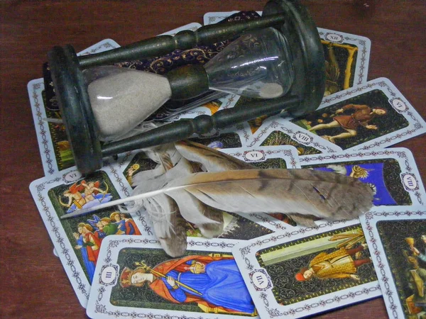 Open Tarotkaarten Met Wild Uil Veren Zandloper — Stockfoto