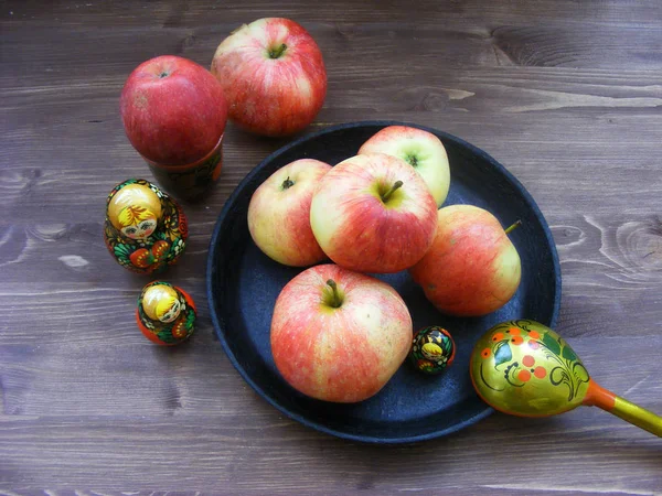 Composition Red Yellow Apples Black Cast Iron Plate Traditional Russian — Stock Photo, Image