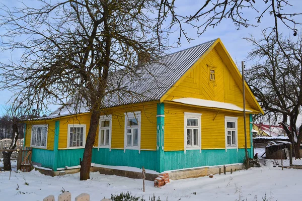 Altes Gelb Grünes Traditionelles Russisches Holzhaus Jahrgangsdorf Weißrussland — Stockfoto