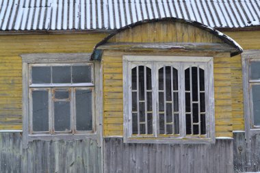 Terk edilmiş Rus geleneksel ahşap ev, eski püskü iç. Rustik evi terk etti. Rus kış. Geleneksel Rus pencere Söve. Eski grunge ev