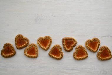 Romantik aşk kartı tanımlama bilgisi kalplerin çizgili