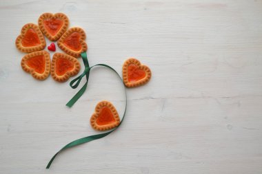 Closeup bisküvi kutlama için. Kalp aşk sembolü kartı ile boşaltmak. Çiçek şeklinde çerez ile ilişki kavramı