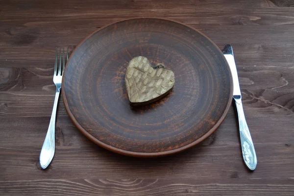 Corazón Madera Plato Símbolo Romántico Fondo Plato Cena San Valentín — Foto de Stock