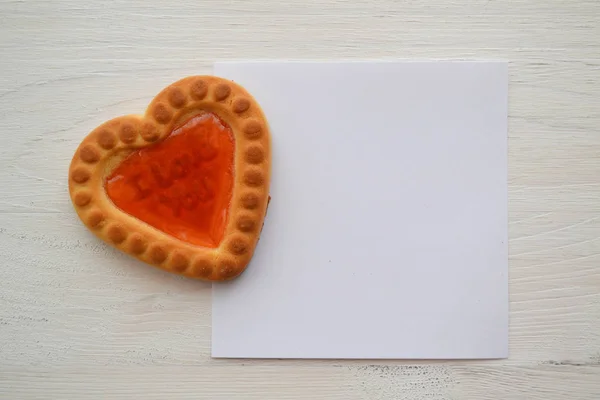 Corazón Caramelo Tarjeta Con Galleta Roja Forma Papel Corazón Ingenio —  Fotos de Stock