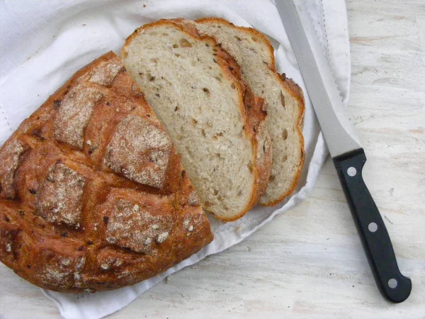 Φρέσκο Ψωμί Πάνω Λευκή Πετσέτα Και Ένα Μαχαίρι Στο Shabby — Φωτογραφία Αρχείου