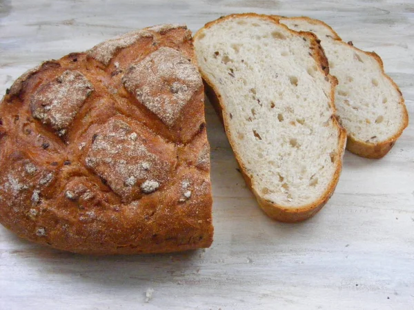 Pane Affettato Sfondo Legno Squallido — Foto Stock