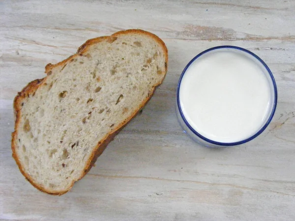Нарезанный Хлеб Молоко Потрепанном Деревянном Фоне — стоковое фото