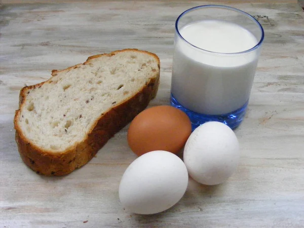 Хлеб Яйца Молоко Потрепанном Столе — стоковое фото