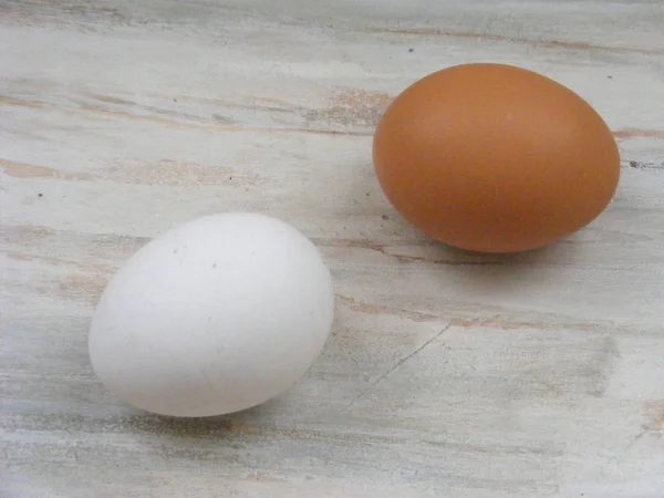 Huevos Gallina Blancos Marrones Cerca Sobre Fondo Malhumorado — Foto de Stock
