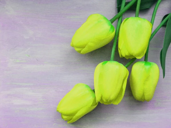 Tulpen Romantische Karte Lebendige Gelbe Tulpen Auf Hellviolettem Hintergrund Mit — Stockfoto