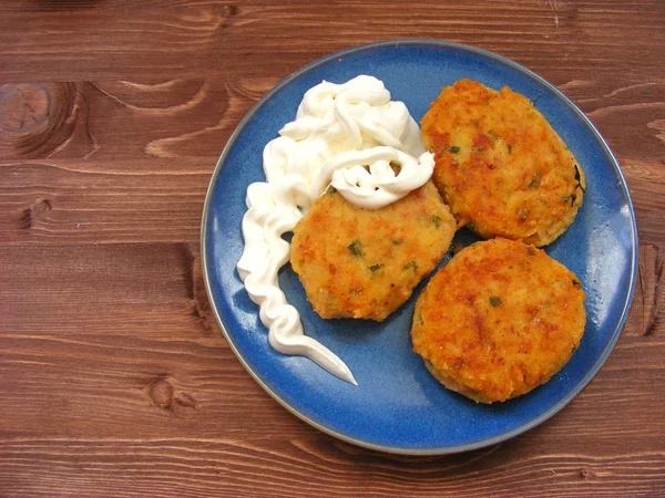 Rissoles Skinka Ost Och Potatis Med Gräddfil Blå Tallrik Trä — Stockfoto