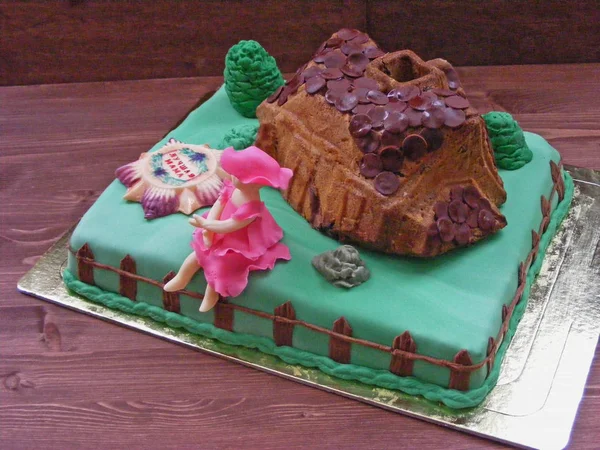 蛋糕农场覆盖着五颜六色的软糖 与糖女孩 — 图库照片
