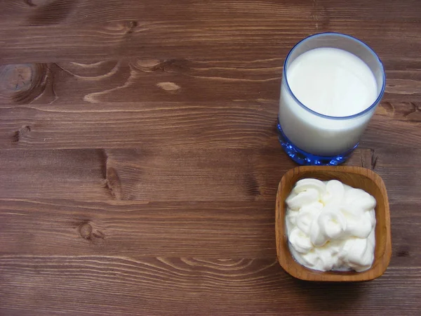 Latticini Freschi Latte Panna Acida Fondo Legno — Foto Stock