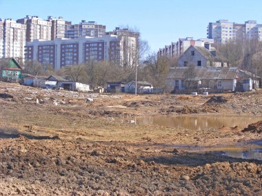 Büyük şehir çamurlu ön plan ile gecekondu
