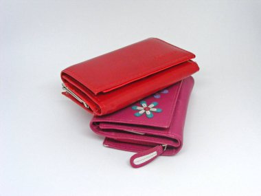 Beyaz arkaplanda izole çantalar