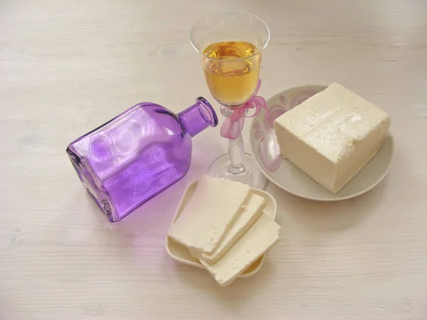 Adygei 奶酪在白色木头背景与白葡萄酒玻璃与瓶 — 图库照片