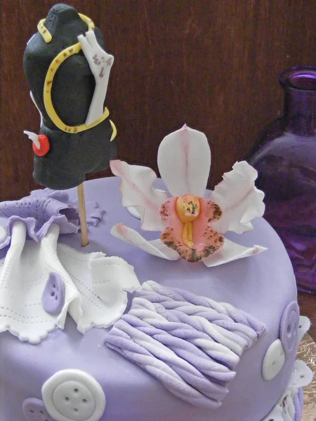 Een Verjaardag Violet Taart Fondant Met Suiker Mannequin Suiker Orchid — Stockfoto