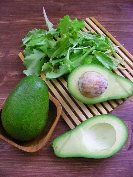 Avocado Ganz Und Halbiert Gesunde Kost Auf Einem Holztisch — Stockfoto